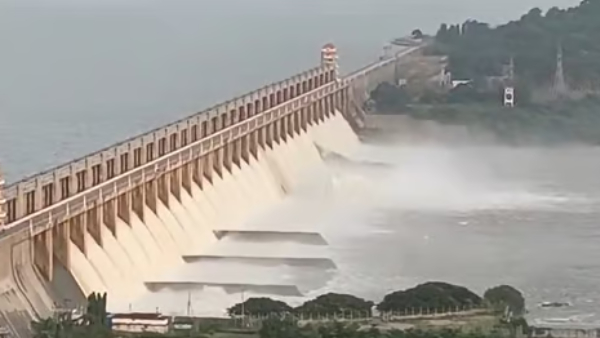 Karnataka s Tungabhadra Dam Gate Washed Away- High Alert for Andhra Telangana