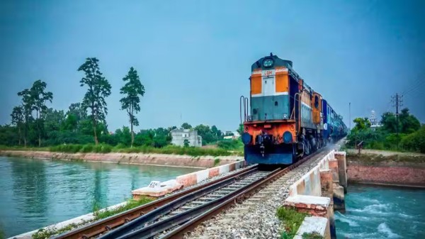 railway vande bharat rail rajdhani express