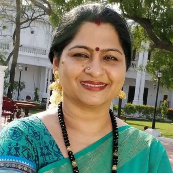 சிகரெட் பிடிச்சா என்ன தப்பு? நான் ட்ரடிஷனல்னு முத்திரை ...