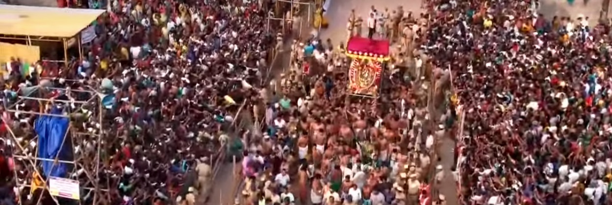 கடற்கரை நோக்கி வருகிறார் முருகப் பெருமான்