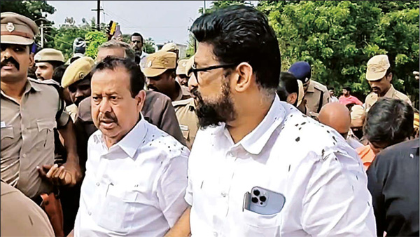 mud-was-thrown-at-minister-ponmudi-when-he-went-to-provide-relief-to-flood-affected-people-in-iruvel mud-was-thrown-at-minister-ponmudi-when-he-went-to-provide-relief-to-flood-affected-people-in-iruvel