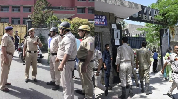 delhi bomb threat school