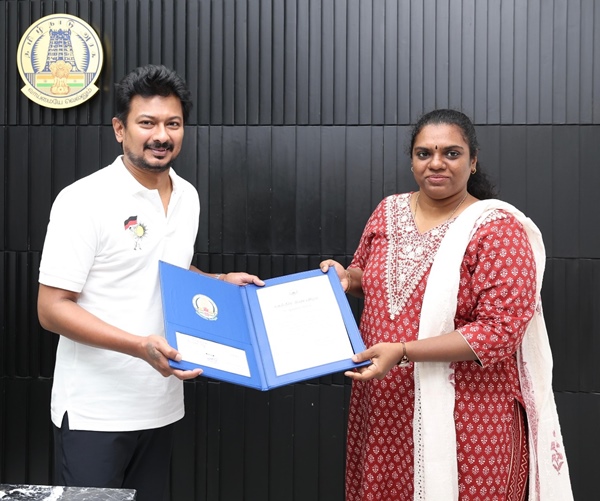 சிவில் சர்வீஸ் தேர்வில் நாட்டிலேயே முதலிடம்.. மத்திய அரசு பணிக்கு போகும் திவ்யதர்ஷினி ஐஏஎஸ் யார்? | Civil Services topper: Who is the Divyadarshini IAS who will go to ...