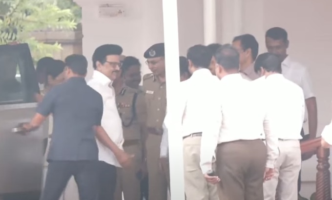 சட்டசபைக்கு வருகை