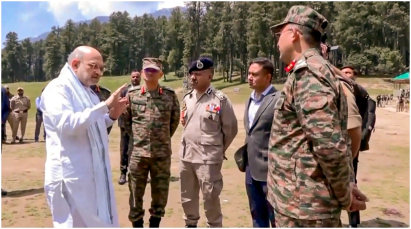 Amit Shah Directs States to Expel Pakistanis After India Revokes Visas Amit Shah Directs States to Expel Pakistanis After India Revokes Visas