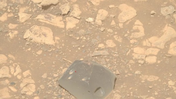 nasas-mars-rover-pictured-mysterious-skull-shaped-rock-on-the-red-planet nasas-mars-rover-pictured-mysterious-skull-shaped-rock-on-the-red-planet