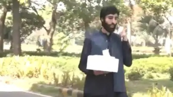 man-allegedly-carrying-a-cake-was-spotted-entering-the-pakistan-high-commission-amid-pahalgam-tensio man-allegedly-carrying-a-cake-was-spotted-entering-the-pakistan-high-commission-amid-pahalgam-tensio