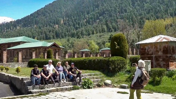 Tourists delighted by the dramatic change in scenery in Kashmir s Pahalgam