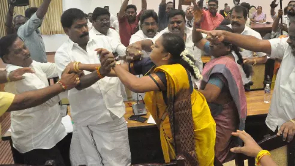 DMK and AIADMK Councilors Clash at Salem Corporation Meeting Stirring Controversy DMK and AIADMK Councilors Clash at Salem Corporation Meeting Stirring Controversy
