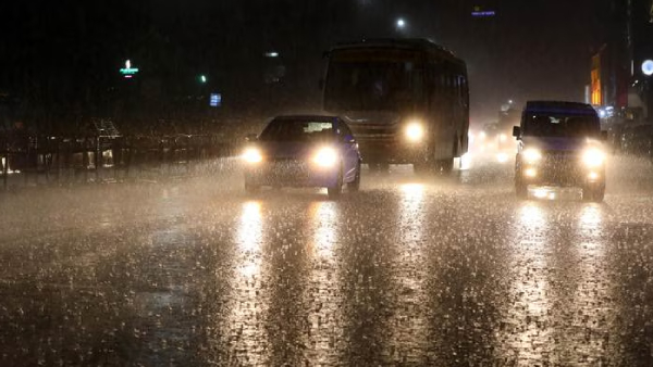 Widespread Rain Lashes Chennai and Suburbs Heavy rain at Koyambedu Annanagar Egmore