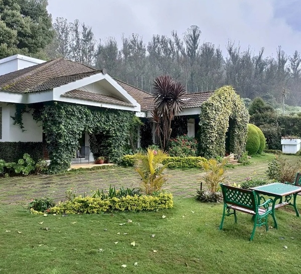 How much does it cost for tourists to stay at Mohanlal s Ooty bungalow per day How much does it cost for tourists to stay at Mohanlal s Ooty bungalow per day