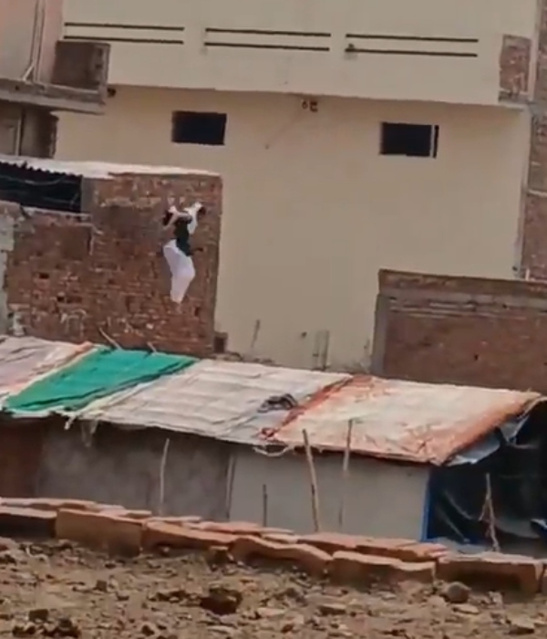 oyo hotel room Uttar pradesh 12 foot roof 12