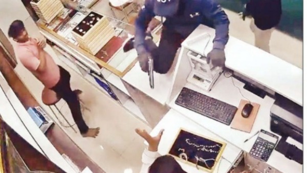 a-man-robbed-a-jewellery-shop-in-bangalore-at-gunpoint-of-184-grams-of-gold a-man-robbed-a-jewellery-shop-in-bangalore-at-gunpoint-of-184-grams-of-gold
