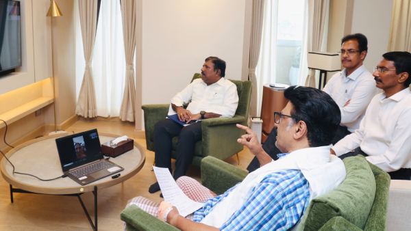 மக்கள் முதல்வர் ஸ்டாலின் மருத்துவமனையில் லுங்கி அணிந்தபடிமக்கள் பணி…