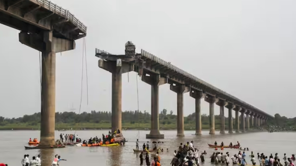 குஜராத்– பாலம் இடிந்து விழுந்து விபத்து–11பேர் உயிரிழப்பு…