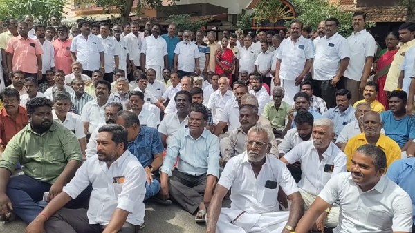 dmk-cadres-stages-protest-outside-i-periyasamy-s-house-in-dindigul-against-ed-raid