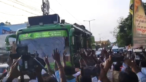 AIADMK Cadres Block Edappadi Palaniswami s Vehicle in Tiruppur Demand Party Unity AIADMK Cadres Block Edappadi Palaniswami s Vehicle in Tiruppur Demand Party Unity
