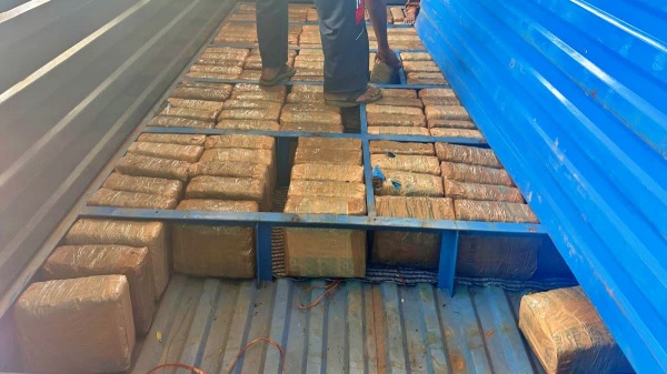 லாரியில் பிரத்யேகமாக ரகசிய அறை–320 கிலோ கஞ்சா-பறிமுதல்..