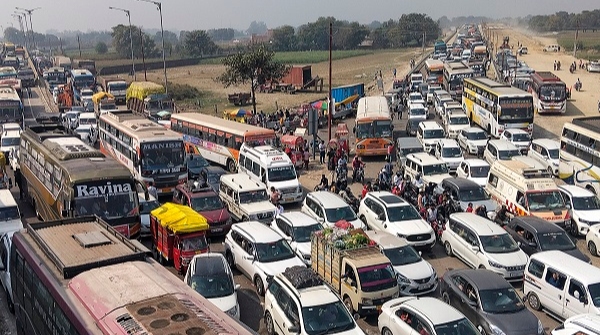Massive 65km Traffic Jam on Delhi-Kolkata Highway Vehicles Stuck 4 Days in Rohtas Amid Floods Massive 65km Traffic Jam on Delhi-Kolkata Highway Vehicles Stuck 4 Days in Rohtas Amid Floods