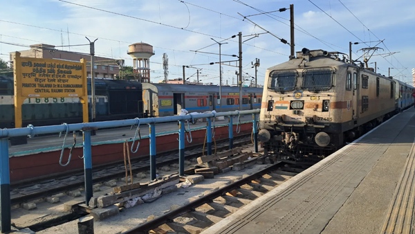 Railway keeping a close watch at Central prevent trespassing in reserved compartments in trains Railway keeping a close watch at Central prevent trespassing in reserved compartments in trains