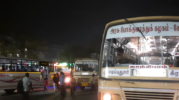 Coimbatore Police rescued college student stranded at Gandhipuram bus stand in night Coimbatore Police rescued college student stranded at Gandhipuram bus stand in night
