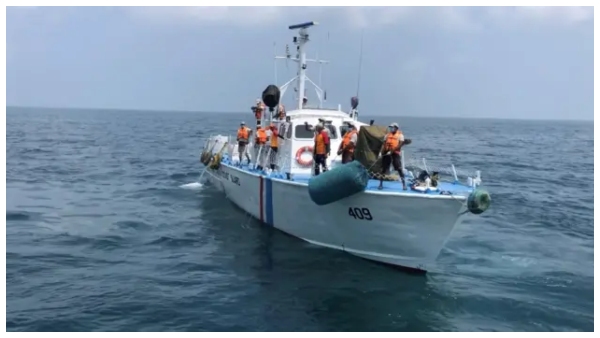 cruelty-to-tamil-nadu-fishermen-by-sri-lankan-navy-treatment-in-handcuffs cruelty-to-tamil-nadu-fishermen-by-sri-lankan-navy-treatment-in-handcuffs