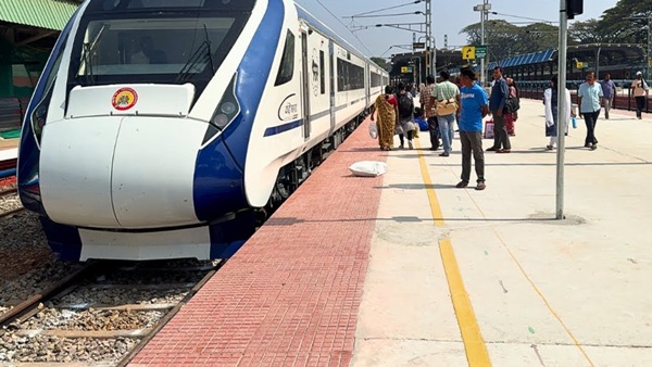 Bangalore-Ernakulam Vande Bharat train receives good reception in Coimbatore Bangalore-Ernakulam Vande Bharat train receives good reception in Coimbatore