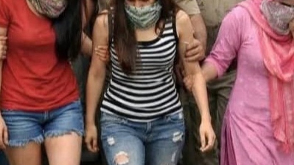 the men who had fun with women from Kanyakumari at a spa in Nagercoil paying them 2000 rupees the men who had fun with women from Kanyakumari at a spa in Nagercoil paying them 2000 rupees