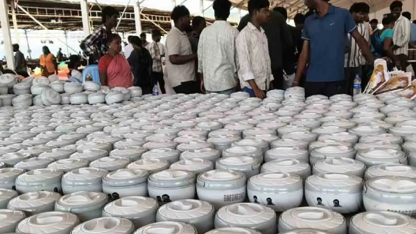 Mutton Biryani Served in Hot Boxes at DMK South Zone Conference in Madurai Mutton Biryani Served in Hot Boxes at DMK South Zone Conference in Madurai
