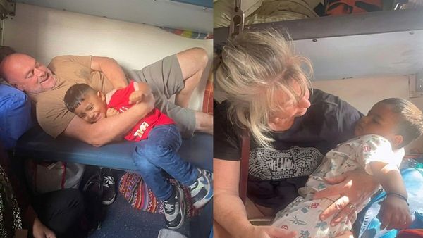 Canadian Tourists Sleeper-Class Journey in India Becomes an Unforgettable Experience Canadian Tourists Sleeper-Class Journey in India Becomes an Unforgettable Experience