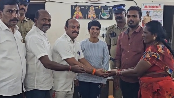 Tiruppur youth honestly returned lost gold thali immediately after buying Eeswari Tiruppur youth honestly returned lost gold thali immediately after buying Eeswari