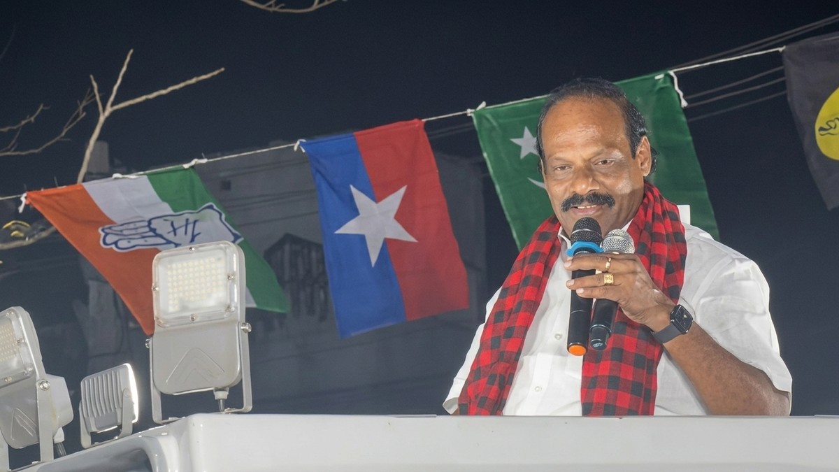 விஜய் தொகுதியில் திண்டுக்கல் லியோனியை நோக்கி பாய்ந்து வந்த பாட்டில்.. பிரச்சாரத்தில் அதிர்ச்சி!