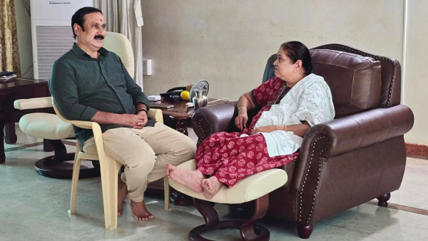 Anbumani Visits Thailapuram residence after Rift with Ramadoss