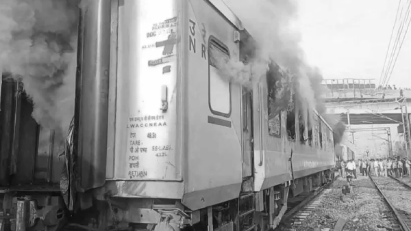 Fire Breaks Out on Charminar Express Train Passengers Pull Chain Several Injured