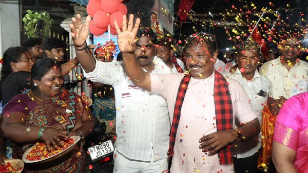 100 kg Apple Garland Presented to the DMK Candidate in Sholinganallur A Twist Within 5 Minutes