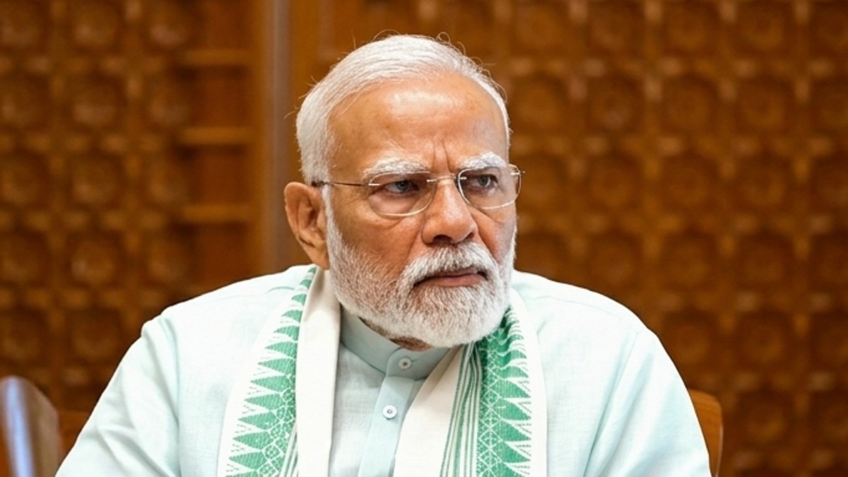 மோடி சொல்லியும் ஒன்னும் நடக்கல.. 96.90 வீழ்ந்த ரூபாய் மதிப்பு.. புதிய வரலாற்று சரிவு!