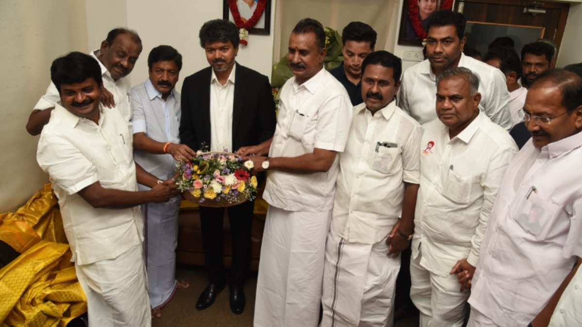 அதிமுகவில் 6 பேர், காங்கிரஸ் 2 பேர்.. தமிழக அமைச்சரவை நாளை விரிவாக்கம்? கவர்னர் இன்று சென்னை வருகை