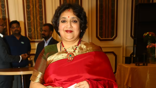 Latha Rajinikanth Makkal Medai Blue Sattai Maran Vijay