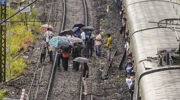 Flooded streets and traffic paralyzed by heavy Mumbai rains