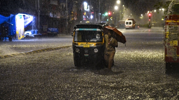 Flooded streets and traffic paralyzed by heavy Mumbai rains