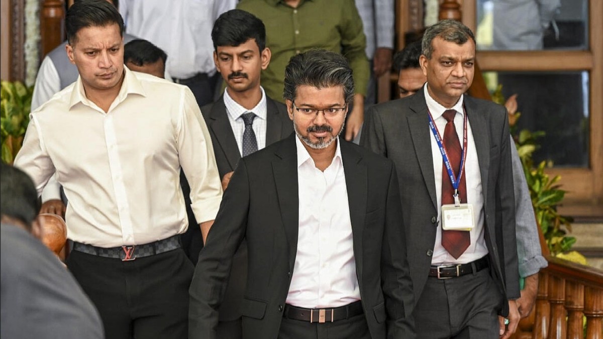 ரூ 200 கோடியை உதறிவிட்டு ரூ 2 லட்சம் சம்பளம்! முதல்வர்  சீட்டை பார்த்து பிரமித்த விஜய்! Flashback!