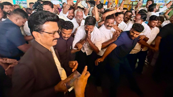 DMK Cadres Disappointed as MK Stalin Fails to Arrive on Scheduled London Flight DMK Cadres Disappointed as MK Stalin Fails to Arrive on Scheduled London Flight