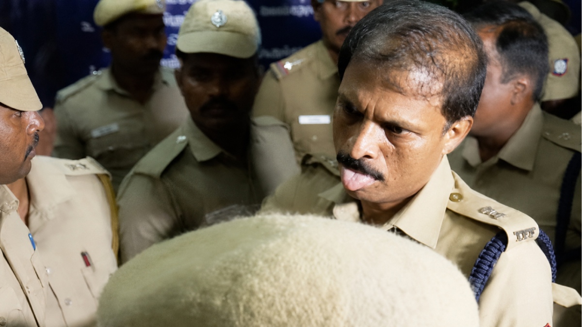 நீயெல்லாம் ரிப்போர்ட்டரா? நாக்கை துருத்தி மிரட்டல் விடுத்த தூத்துக்குடி ஏடிஎஸ்பி! தூத்துக்குடி பரபர!
