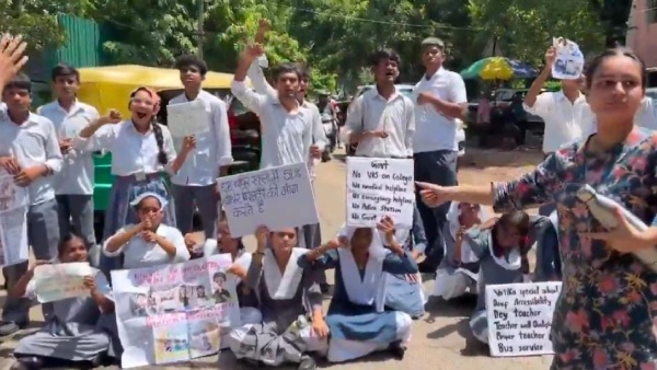chandigarh-deaf-and-mute-school-students-came-out-to-protest-for-basic-facilities-and-better-educati