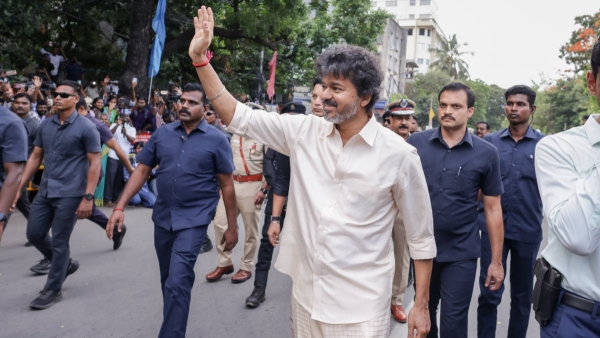 How many people receive the 8 grams of gold provided by the Vijay government annually