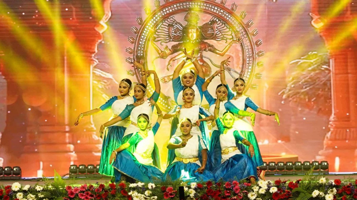 பரமக்குடியில் கோலாகலமாக நடக்கும் முப்பெரும் விழா: சிறந்த ஆசிரியர்கள், மாணவர்களுக்குப் பரிசுகள்!