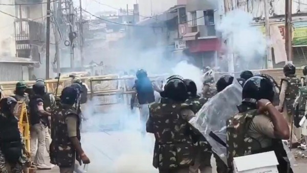 ujjain-mosque-demolition-row-police-used-tear-gas-and-lathi-charge-after-protesters-thrown-stone-in