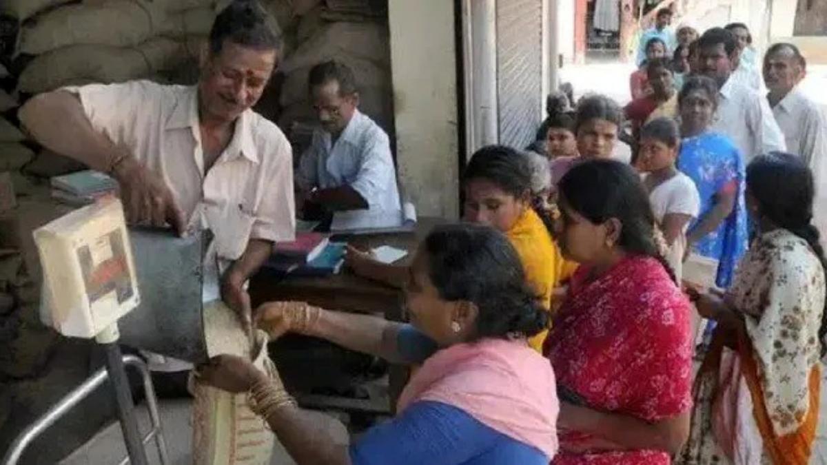 தீபாவளிக்கு ரேஷன் கடைகளில் மளிகை பொருட்கள் சிறப்பு தொகுப்பு? தமிழக அமைச்சரவையில் முடிவு?