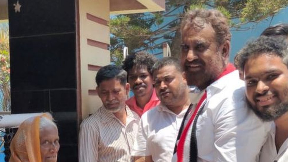  வங்கி கணக்குகள் முடக்கம்