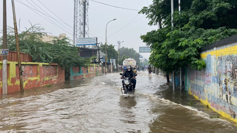 மழை தொடரும் மழை தொடரும்